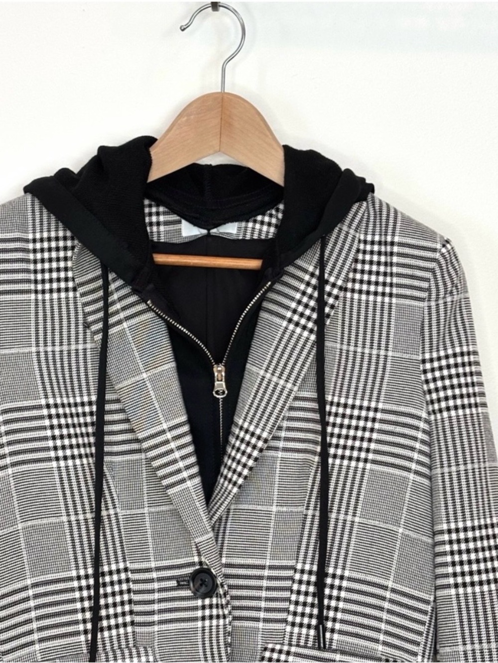 *Evereve * Dawson Plaid Blazer *
Black & White Plaid with Hoodie Insert* - Picture 5 of 11